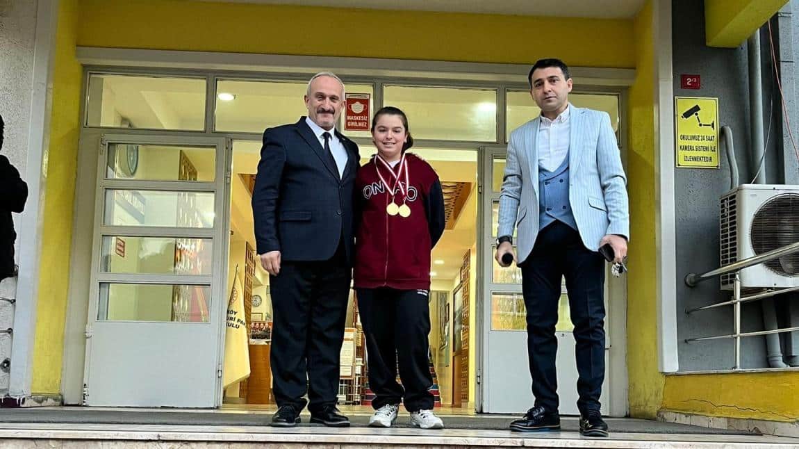 Öğrencimiz Yüzme Yarışmasında Madalya Kazandı.